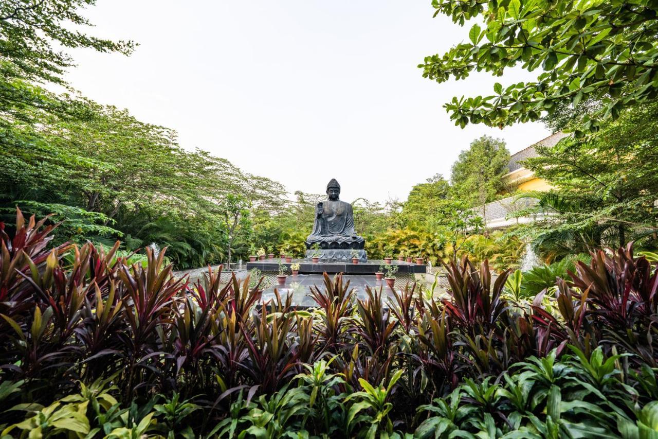 Fairway Golf & Lake Resort Naya Raipur エクステリア 写真